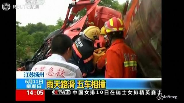 Cina, spaventoso incidente: si scontrano 5 tir