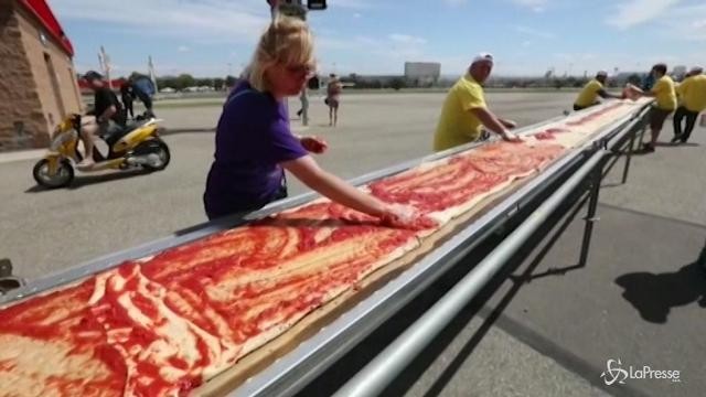 Due km di mozzarella e pomodoro: a Los Angeles la pizza più lunga del mondo