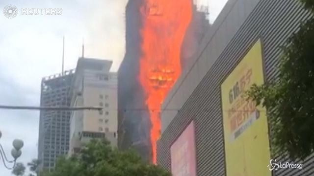 Cina, palazzo avvolto da una lingua di fuoco