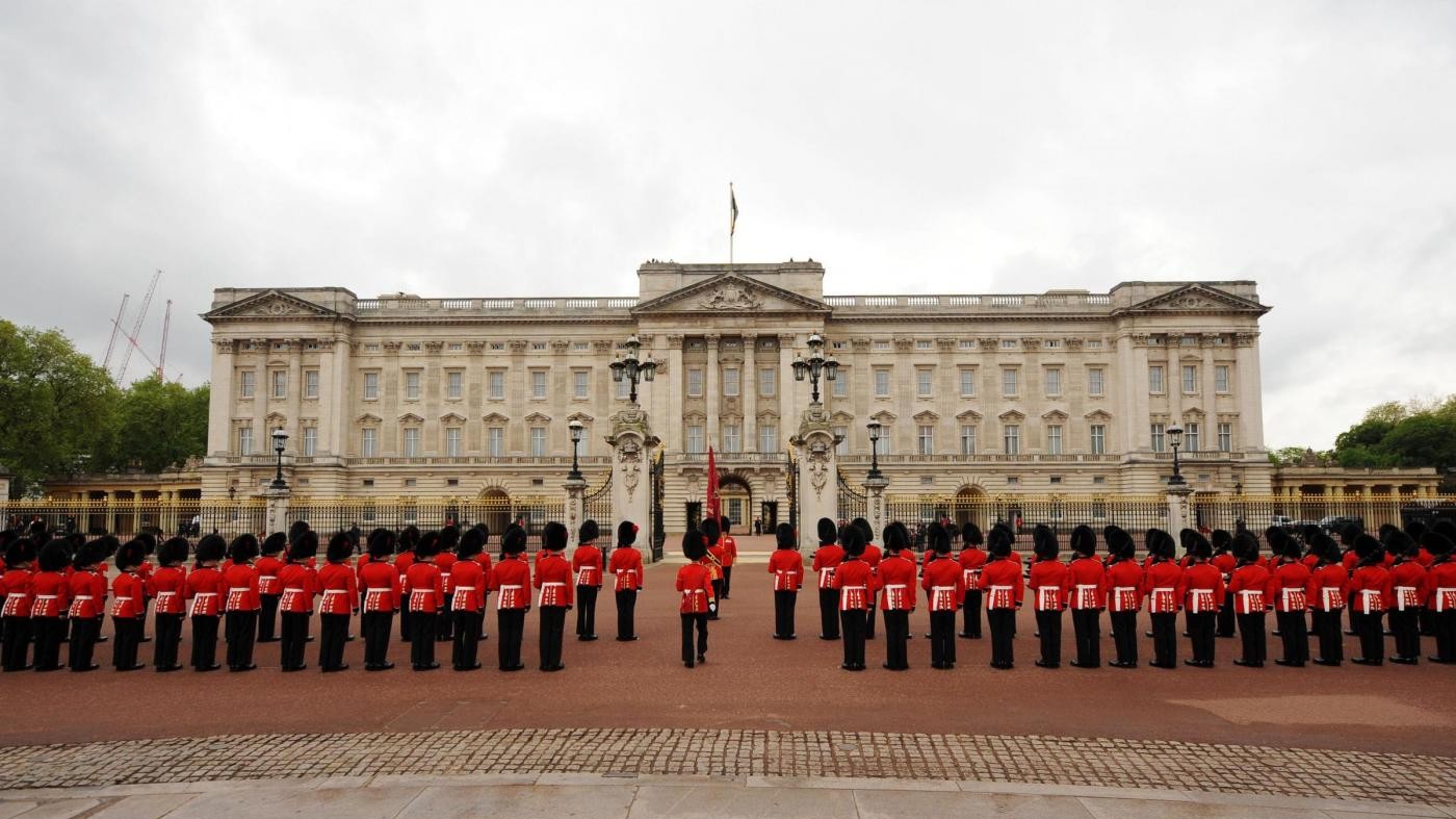 Uomo scavalca muro di cinta di Buckingham Palace: arrestato