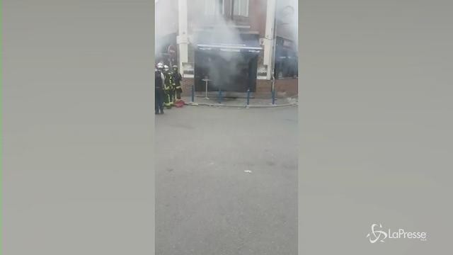 Parigi: molotov contro locale, 4 feriti