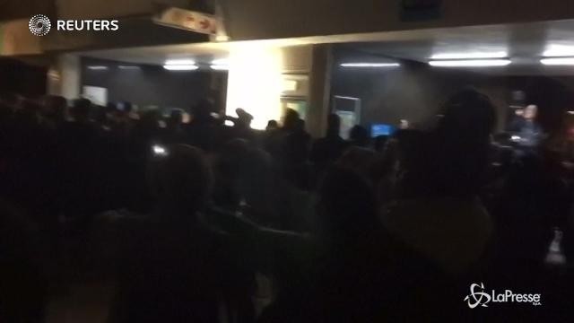 Sudafrica: treni in ritardo, i passeggeri incendiano i vagoni