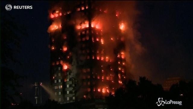 VIDEO Londra, enorme incendio travolge un grattacielo