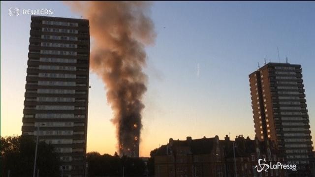 VIDEO Londra, brucia un grattacielo: vigili del fuoco al lavoro