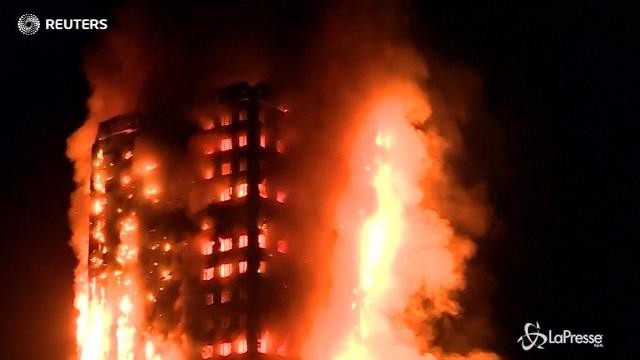 VIDEO Incendio in un grattacielo a Londra: morti e feriti