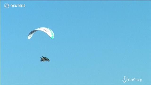 Sorvola il Canale della Manica con un’auto volante