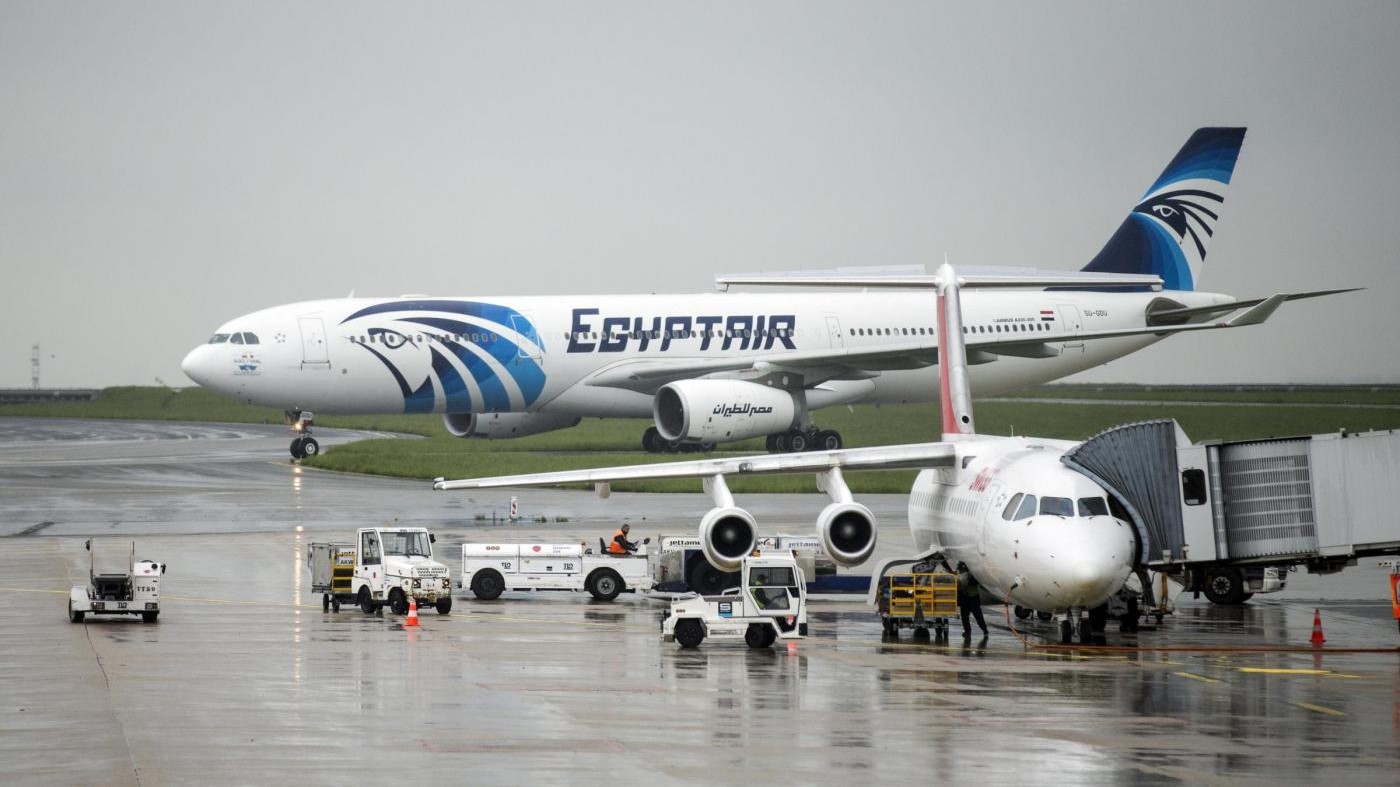 Volo EgyptAir, trovati resti umani. Ipotesi bomba a bordo