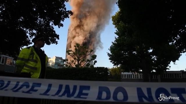 Almeno 6 morti nell’incendio a Grenfell Tower