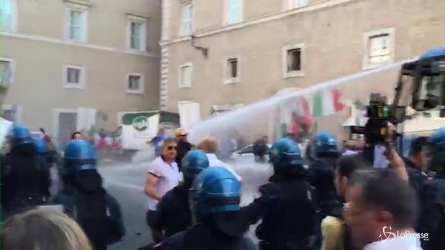 Manifestazione Casapound: scontri al Senato