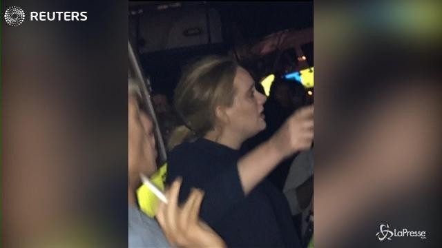 VIDEO Londra, Adele visita la Grenfell Tower dopo il rogo