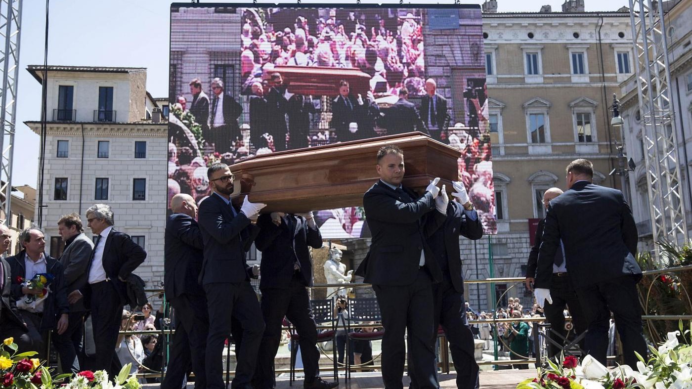 Roma, addio laico a Pannella. Bonino: Ipocriti certi omaggi
