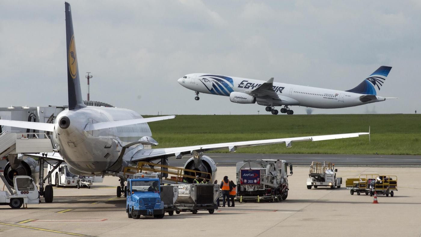 Fumo a bordo del volo EgyptAir. Il Cairo non conferma