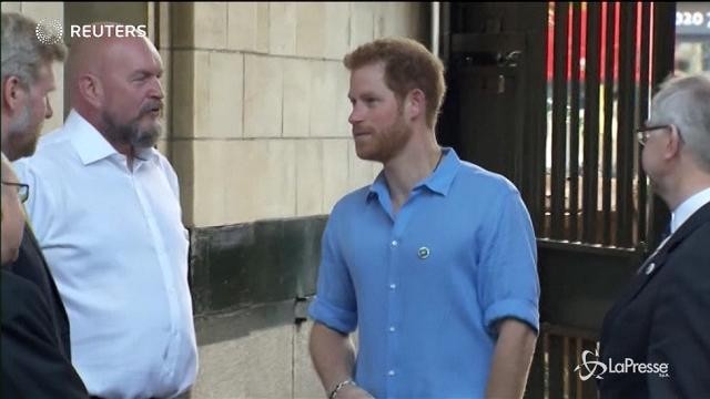 Londra: il principe Harry a sorpresa a Borough Market