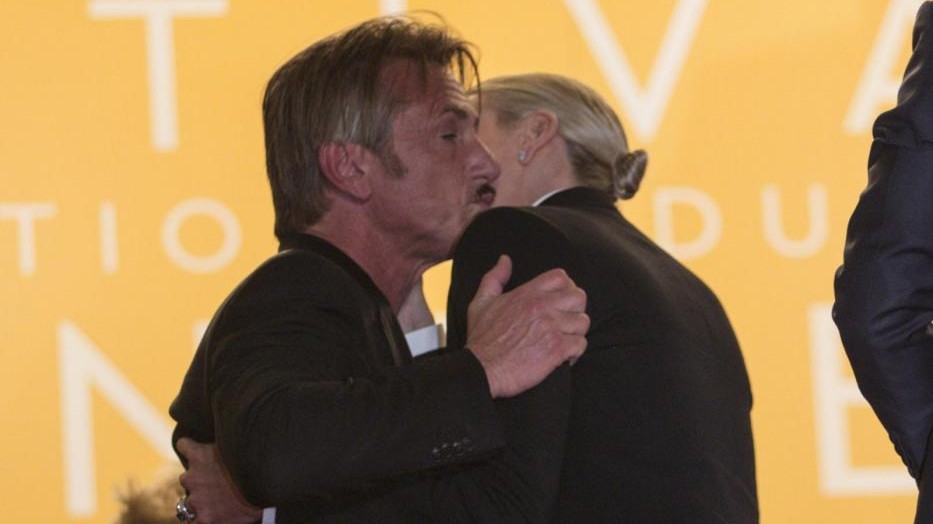Gelo fra Theron e Penn a Cannes: poi un abbraccio triste