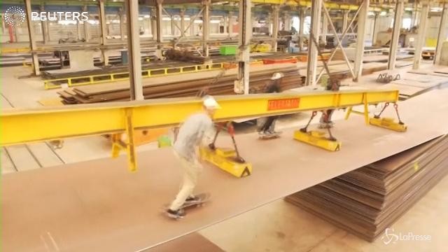 Skateboard: spettacolari evoluzioni in una fabbrica di turbine a vento
