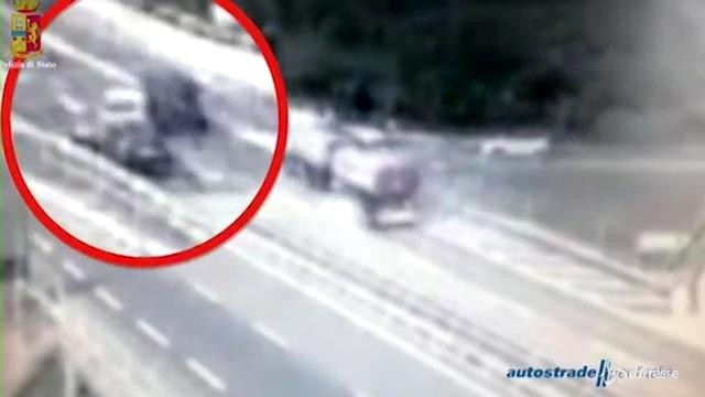 A7, anziano contromano in autostrada: scontro frontale
