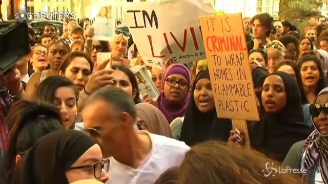 A Londra le proteste dopo il rogo alla Grenfell Tower