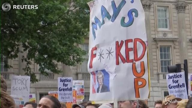 Londra, proteste davanti alla residenza di Theresa May