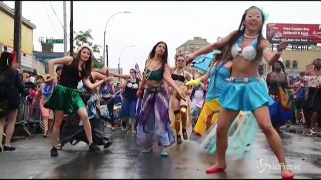 VIDEO A New York va in scena la sfilata delle sirene