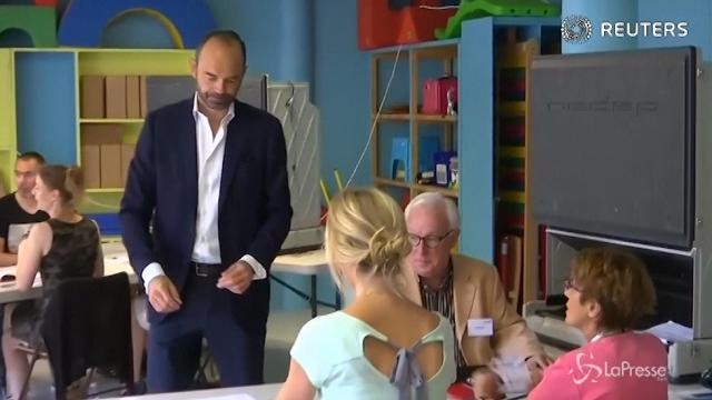 Voto Francia, il primo ministro Edouard Philippe al seggio