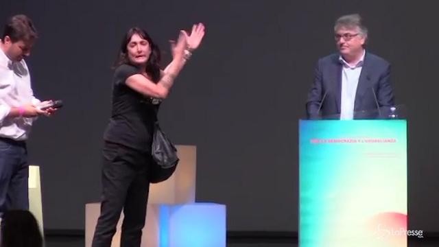 VIDEO Sinistra al Brancaccio, Gotor (Mdp) contestato sul palco