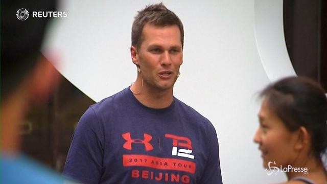 Tom Brady porta il football Americano in Cina