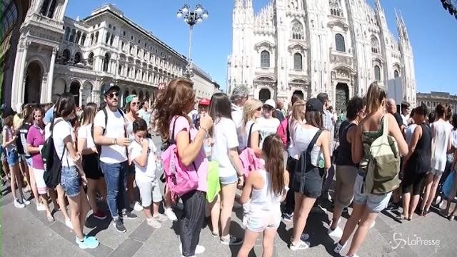 Milano: l’afflusso in piazza Duomo per il concerto di Radio Italia