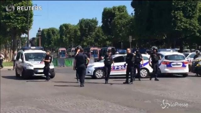 Parigi, auto contro furgone della polizia sugli Champs Elysees