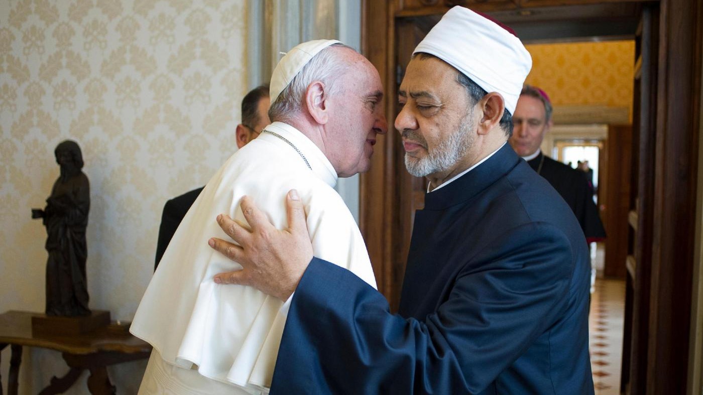 Papa abbraccia imam al-Azhar: Rifiuto violenza e terrorismo