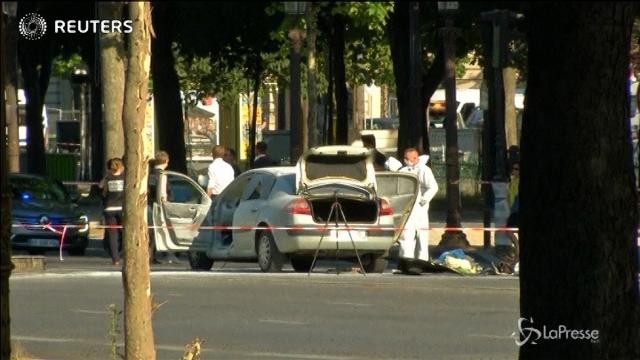 Parigi, le immagini dell’auto piombata sul furgone della polizia