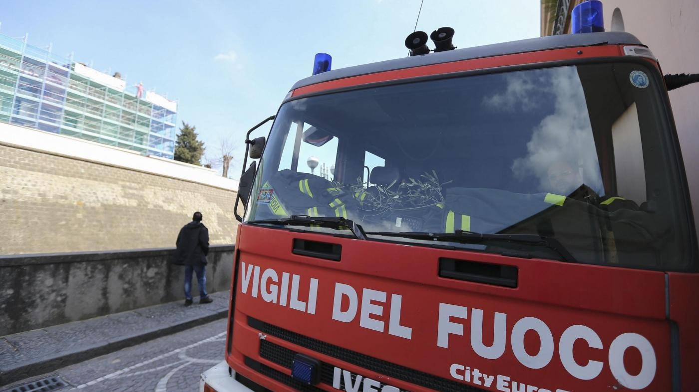 Roma, crolla solaio in una palazzina a Carpineto: due feriti