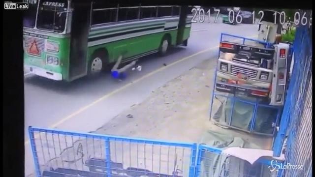 Non aspetta la fermata: la caduta dal bus dell’impaziente passeggero