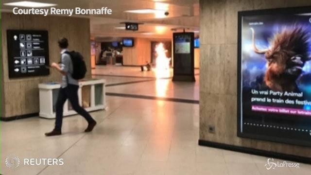Le fiamme alla stazione di Bruxelles dopo l’esplosione