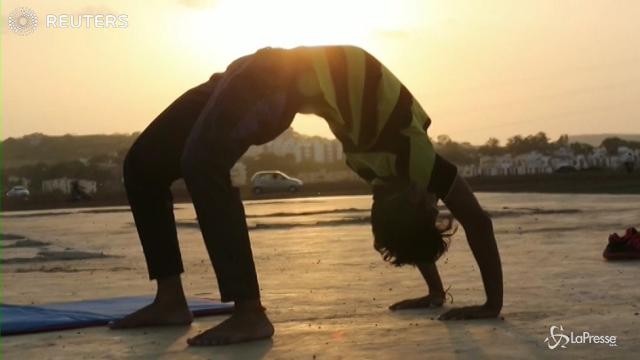 In India tutti pazzi per lo yoga