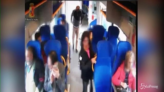 Strappa la catenina a un pendolare e fugge dal treno: arrestato