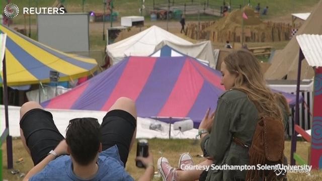 Inghilterra, comincia il divertimento al Festival di Glastonbury