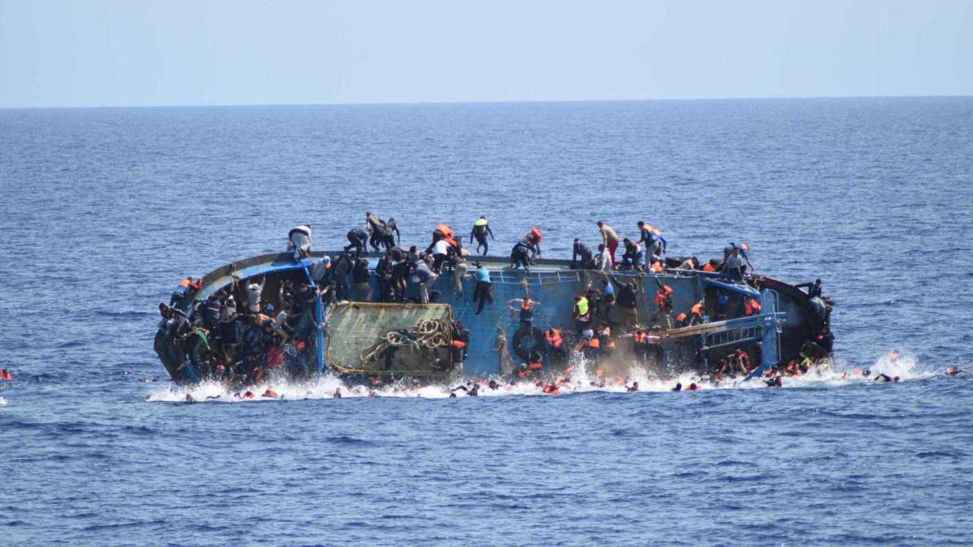 Barcone di migranti si ribalta al largo della Libia: 5 morti