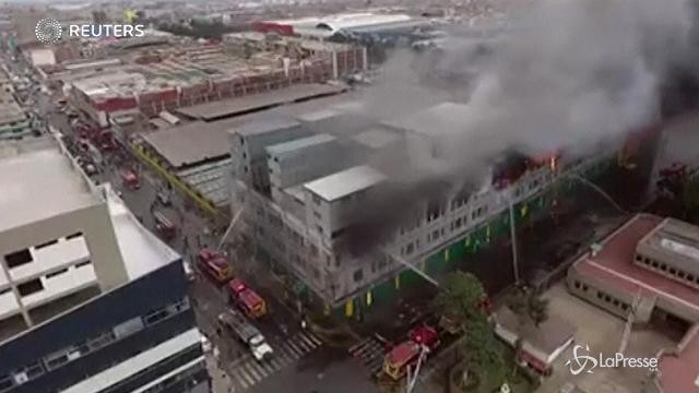 Perù: incendio in un edificio di Lima