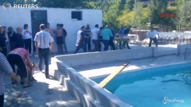 Turchia, muoiono folgorati in piscina