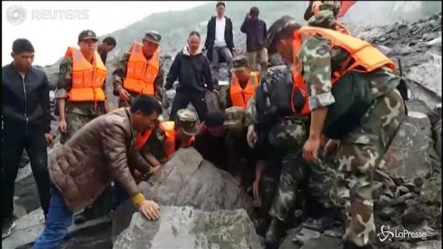 VIDEO Cina: oltre 100 persone sepolte sotto una frana