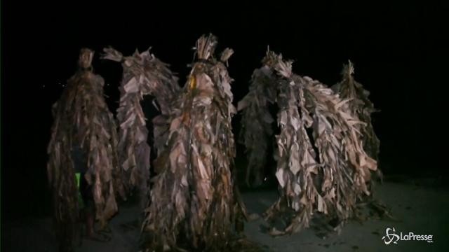Filippine: devoti ricoperti di fango e bucce di banana