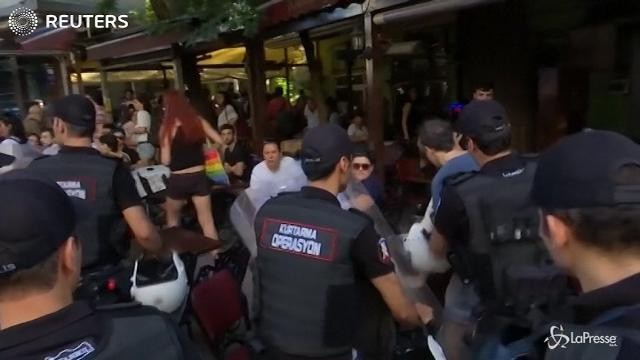 Gay Pride Istanbul: polizia disperde i manifestanti