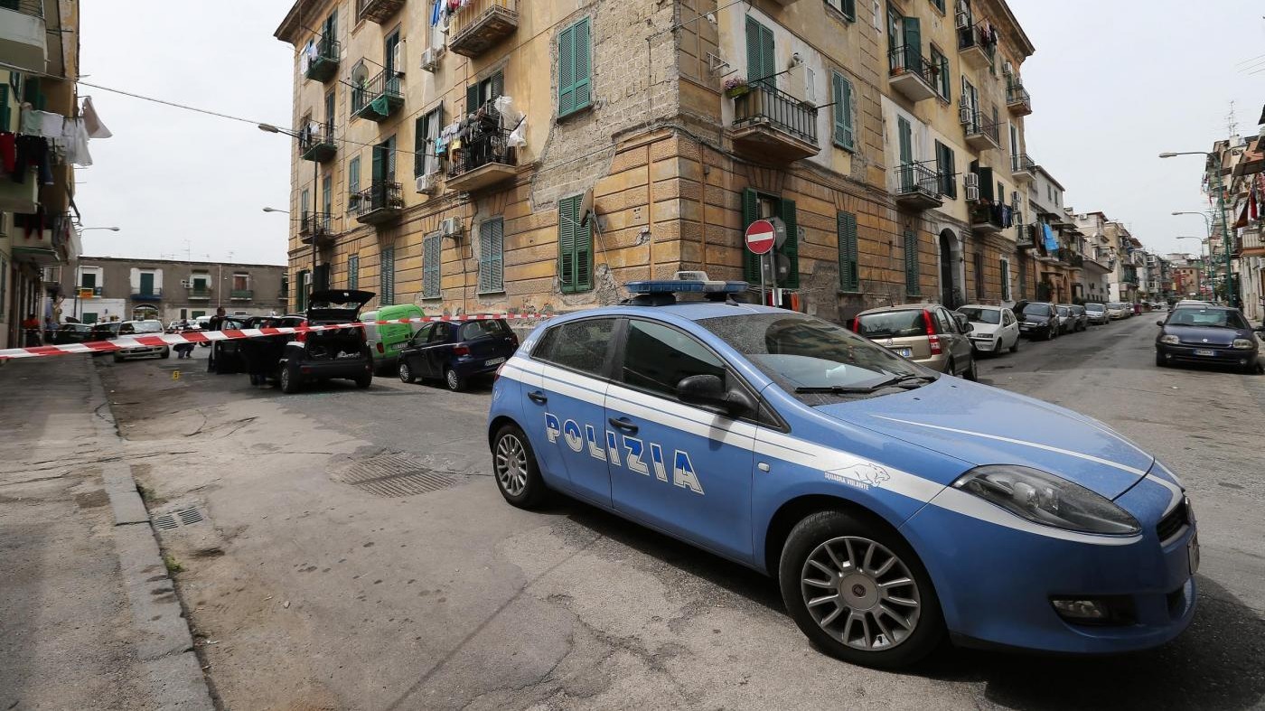 Napoli, 47enne accoltellato nella sua abitazione: è giallo