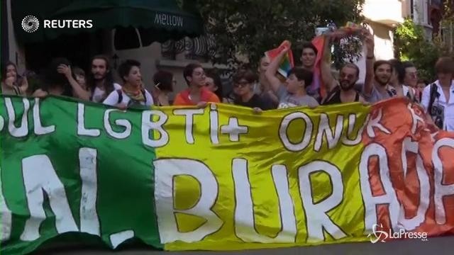 Istanbul sfida Erdogan: in strada la marcia arcobaleno del Gay Pride