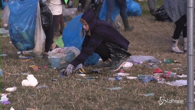 Glastonbury Festival: finita la festa cominciano le pulizie
