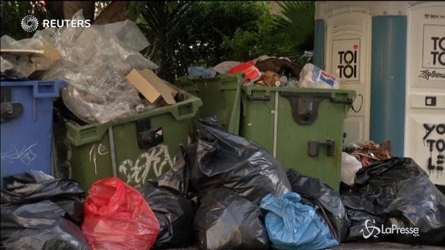 Scioperano i netturbini, Atene invasa dai rifiuti