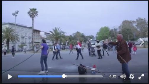 Viareggio, negoziante aggredisce artista di strada: video virale