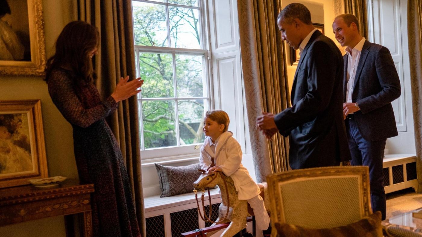 Regno Unito, Obama e Michelle accolti da piccolo George