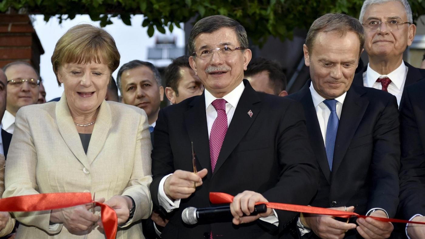 Merkel in Turchia per sostenere accordo Ue: Zone sicure in Siria