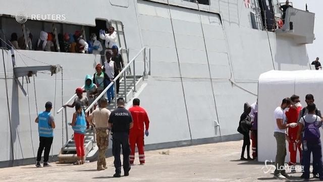 VIDEO Emergenza migranti, Italia pronta a chiudere i porti